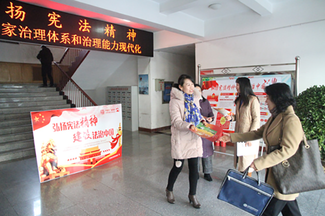 FT[19EP[G$W~135HX$F<p>　　為深入貫徹落實(shí)中央、省、局關(guān)于國(guó)家憲法日宣傳周指示精神，12月4日上午，地調(diào)院開(kāi)展了以主題為&ldquo;弘揚(yáng)憲法精神，推進(jìn)國(guó)家治理體系和治理能力現(xiàn)代化&rdquo;的憲法知識(shí)宣傳活動(dòng)。</p>
<p>　　在機(jī)關(guān)一樓電子屏播放&ldquo;弘揚(yáng)憲法精神，推進(jìn)國(guó)家治理體系和治理能力現(xiàn)代化&rdquo;宣傳主題，制作擺放3塊憲法知識(shí)宣傳展板，在平陽(yáng)路辦公區(qū)發(fā)放憲法知識(shí)宣傳單。</p>
<p></p>
<p>　　通過(guò)此項(xiàng)活動(dòng)，機(jī)關(guān)干部職工學(xué)習(xí)了憲法知識(shí)，學(xué)習(xí)了習(xí)近平總書(shū)記全面依法治國(guó)的新理念、新思想、新戰(zhàn)略。為激勵(lì)黨員干部帶頭維護(hù)和忠于憲法的憲法意識(shí)、責(zé)任意識(shí)，提高政治站位，牢記初心使命，牢牢把握正確的政治方向和輿論導(dǎo)向，營(yíng)造了學(xué)法、用法、尊崇憲法的濃厚氛圍。</p>
<p></p>
<p>　　<p style=